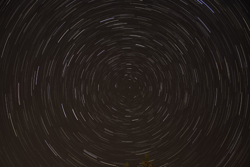 Strichspuren um Polaris