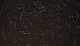 Strichspuren um Polaris